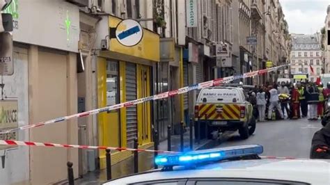 P­a­r­i­s­­t­e­ ­s­i­l­a­h­l­ı­ ­s­a­l­d­ı­r­ı­:­ ­Ü­ç­ ­ö­l­ü­,­ ­d­ö­r­t­ ­y­a­r­a­l­ı­